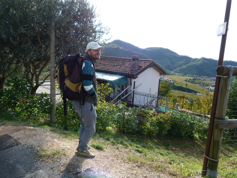Sentiero a lato parcheggio