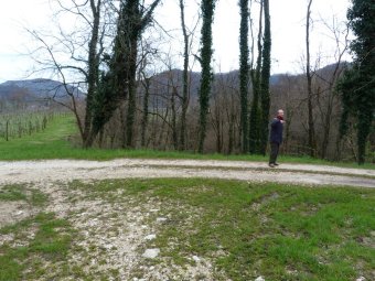 Seguiamo la strada bianca verso Premaor