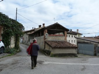 A sinistra per Via Rive