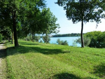 Vista sul versante sud del lago