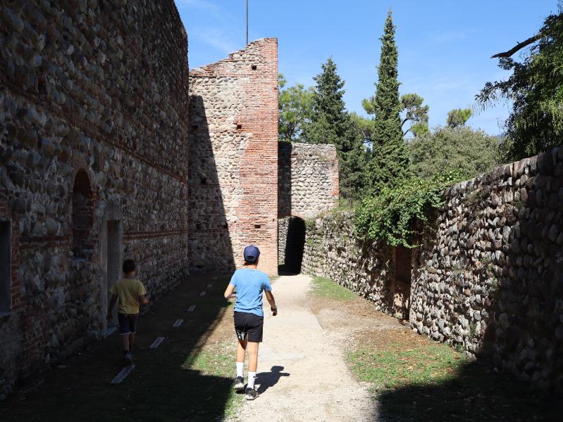 Lungo le mura del Castello
