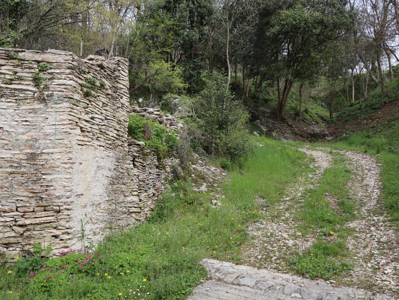 Dopo i ruderi inizia la salita