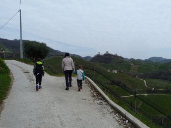 Scendiamo a dx per strada di campagna