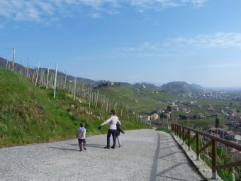Scendiamo lungo Via San Vigilio