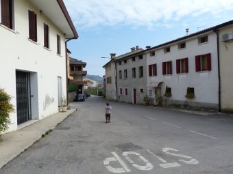 A sx Via del Prosecco