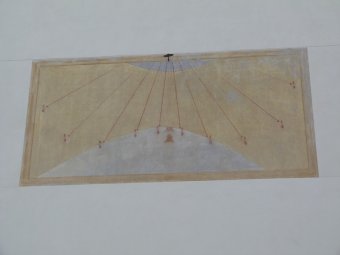 Meridiana sulla facciata della chiesa