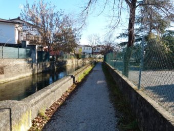 Il canale appena fuori dal centro cittadino